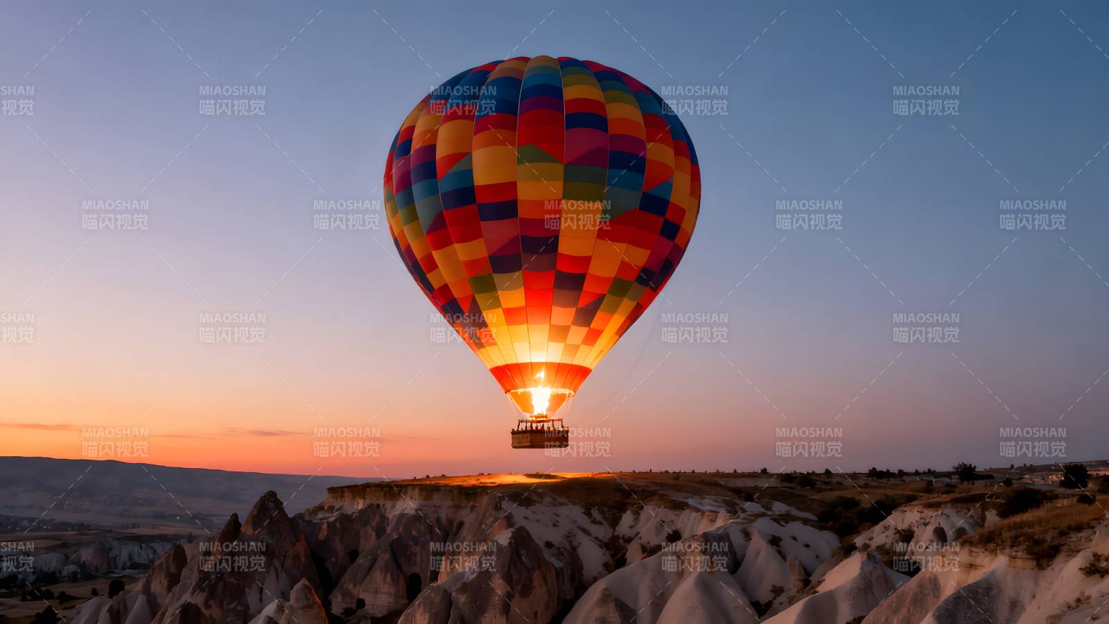 热气球翱翔日出时图片