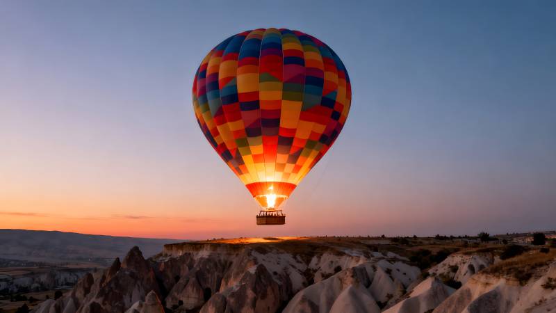 热气球翱翔日出时图片