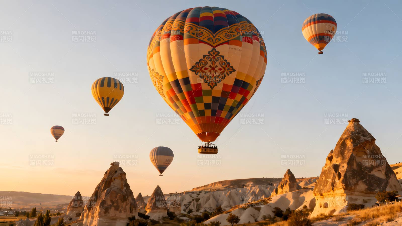热气球飞越奇岩图片