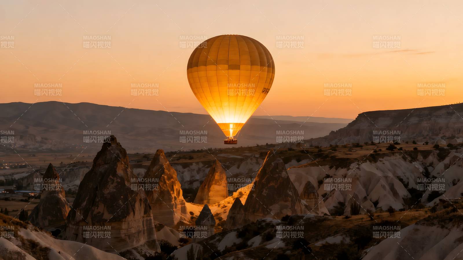 热气球翱翔峡谷图片