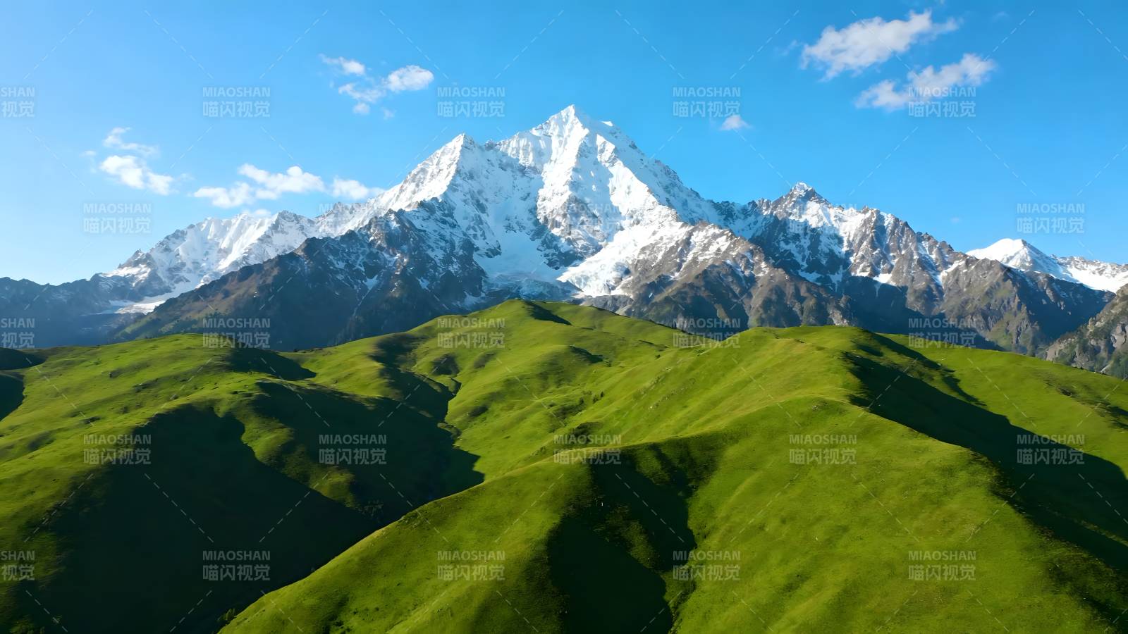 雪山绿野风光图片