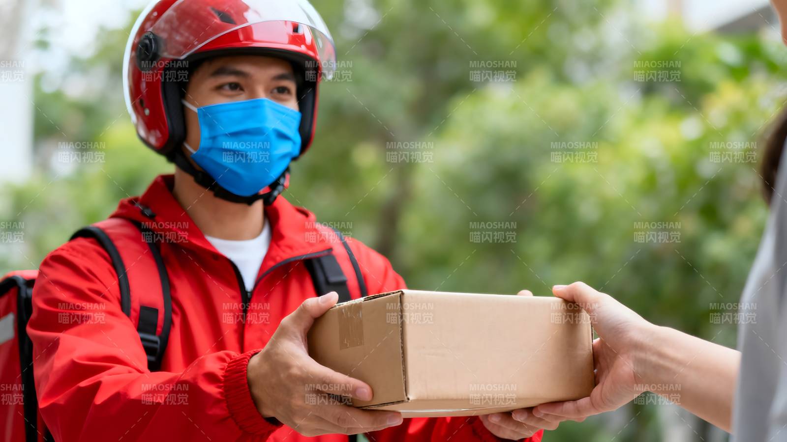 快递员送包裹图片