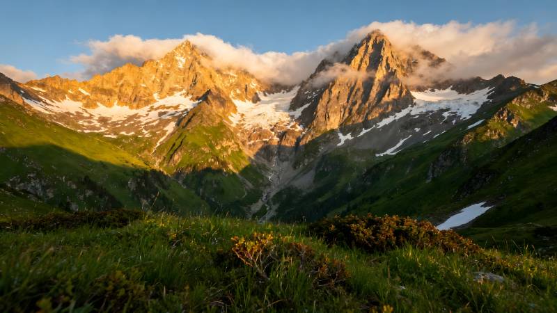 雪山晨曦 绿野如画图片