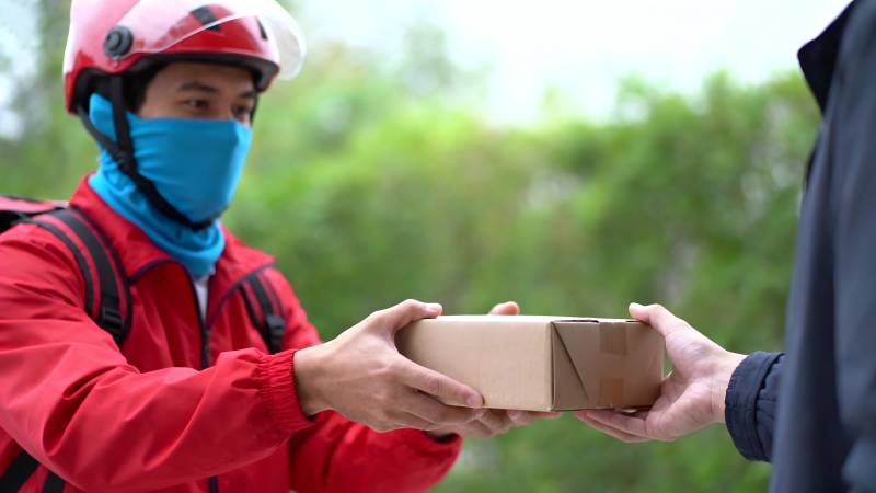 快递员送包裹图片