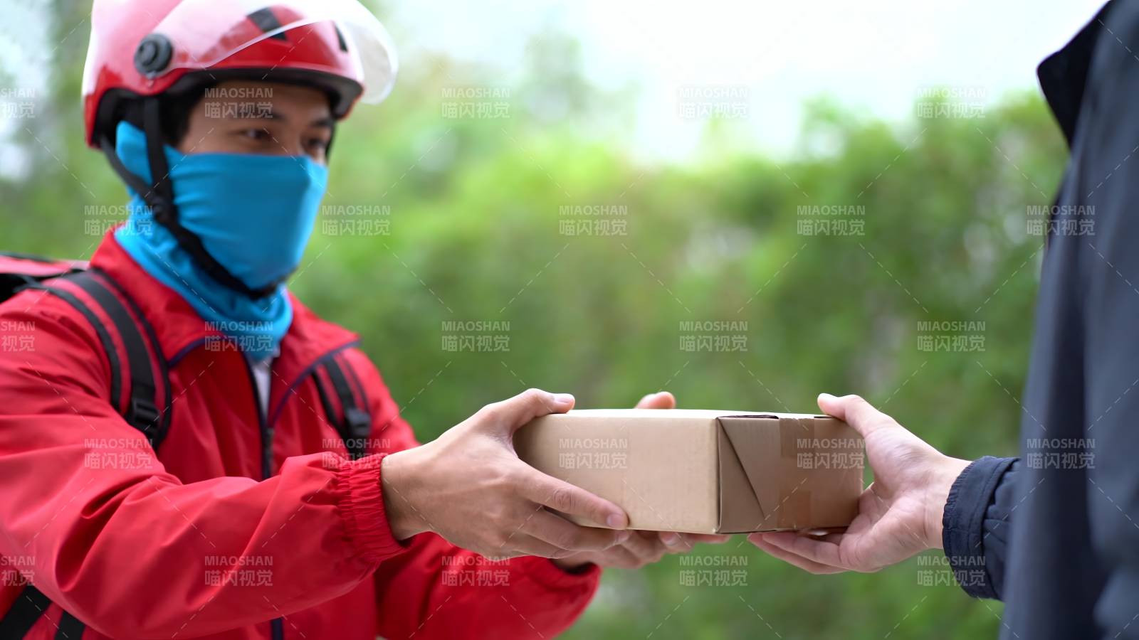 快递员送包裹图片