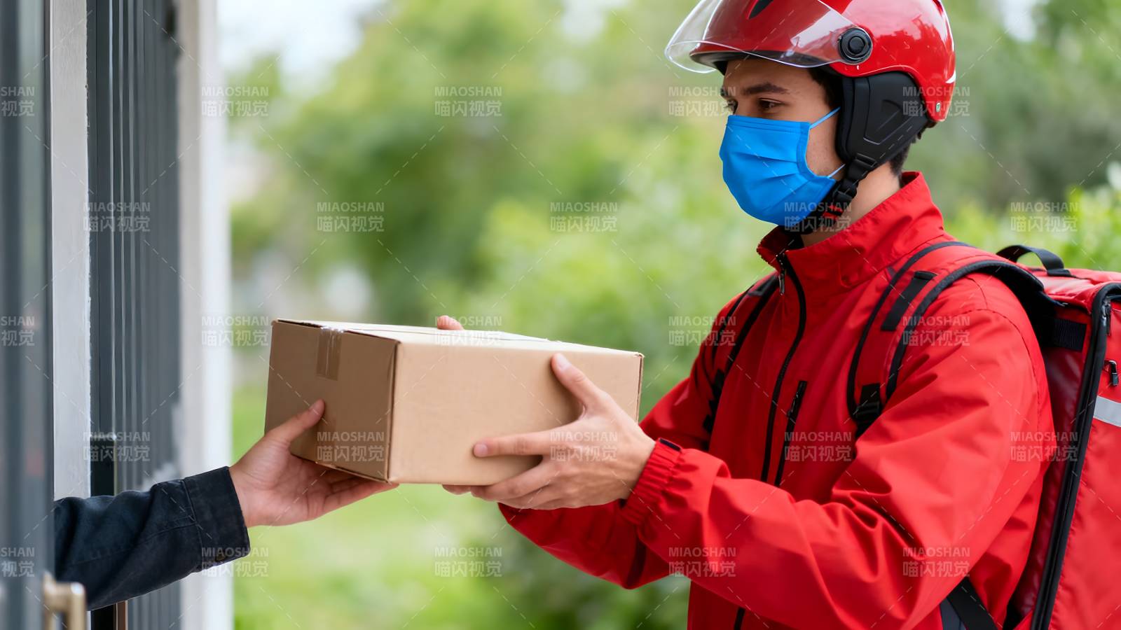 快递员递送包裹图片