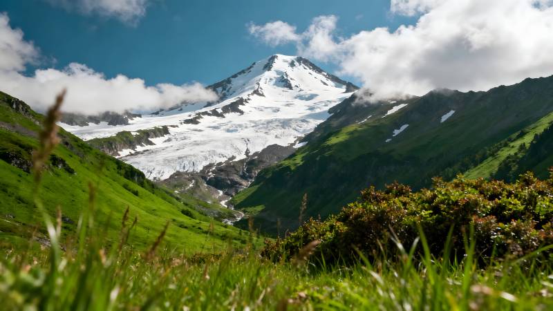 雪山绿谷美景图片