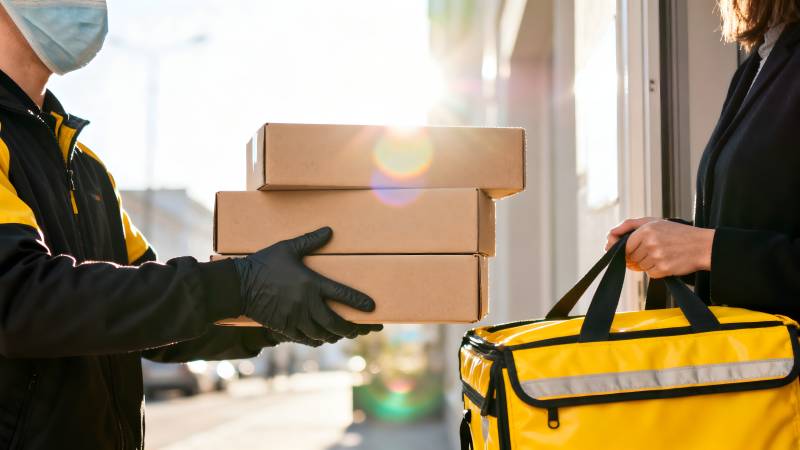 快递员送货上门图片