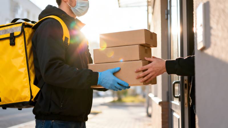 快递员递送包裹图片