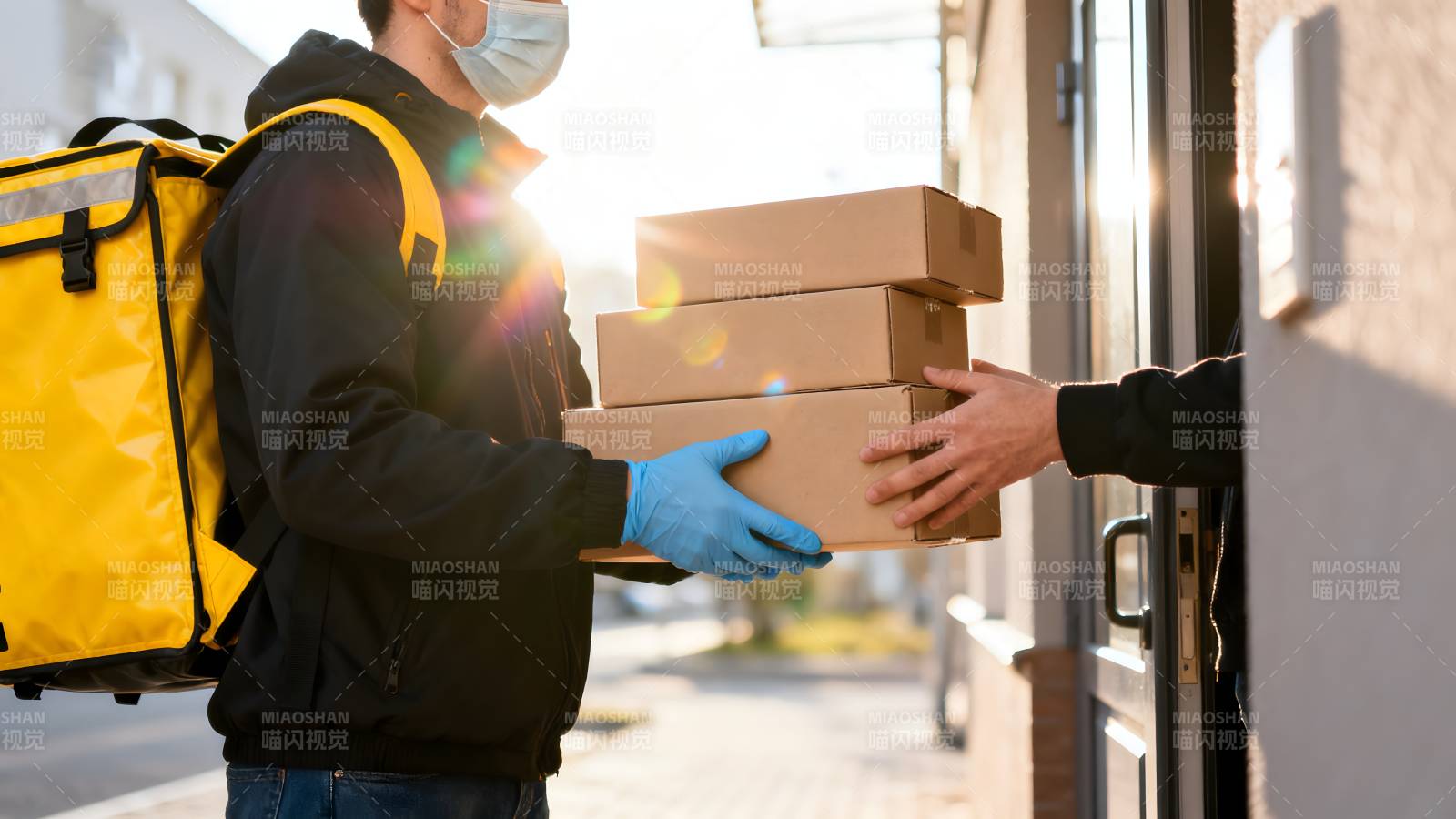 快递员递送包裹图片