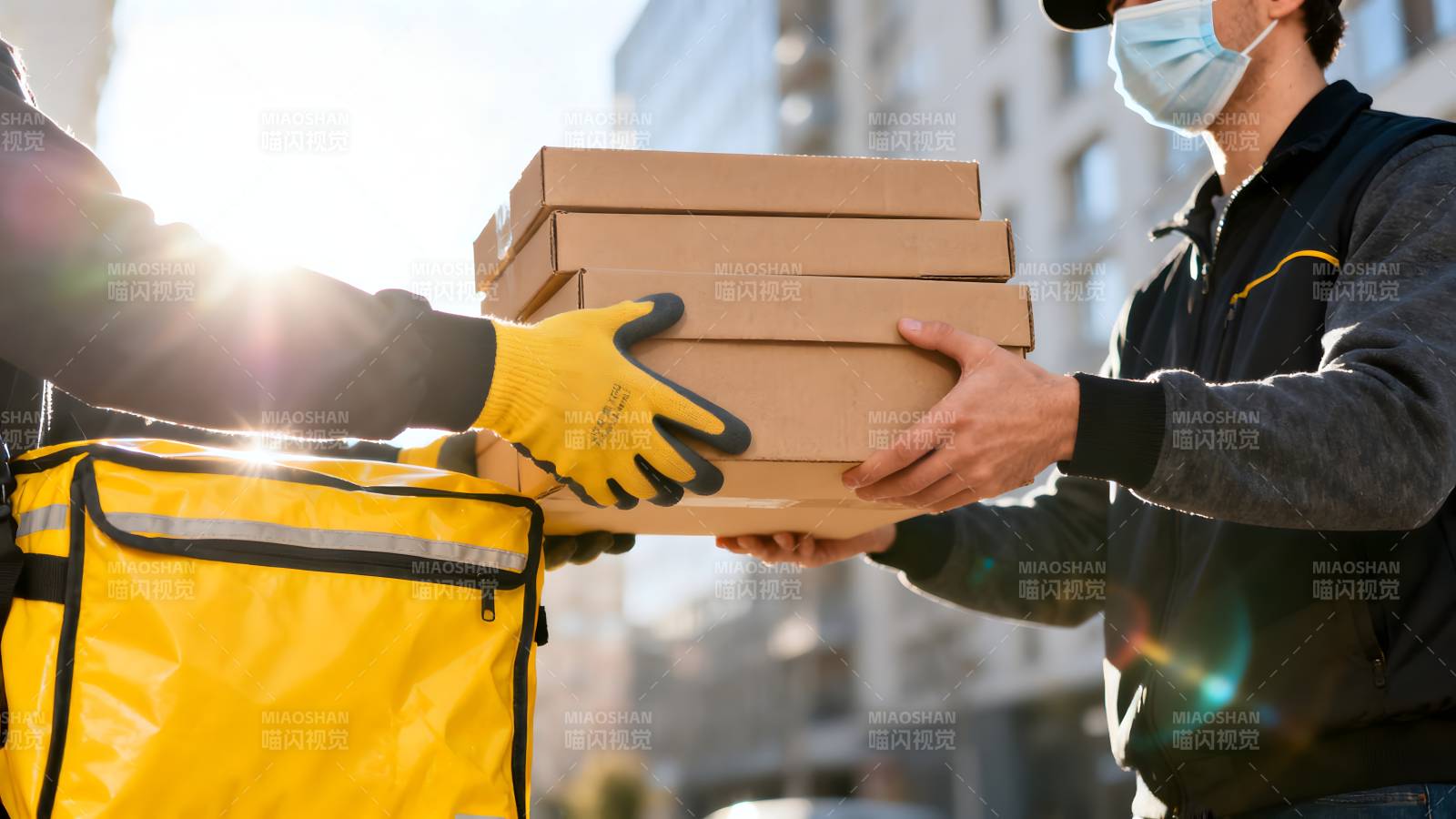 外卖员递送餐盒图片