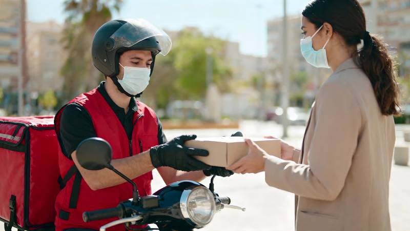 快递员送餐中图片