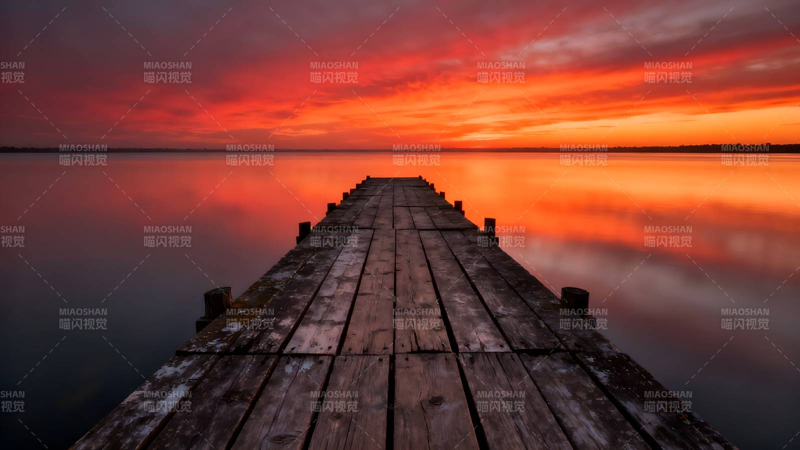 夕阳下的木栈道图片