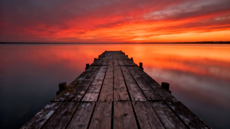 夕阳下的木栈道图片