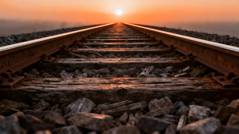 铁轨尽头的夕阳图片