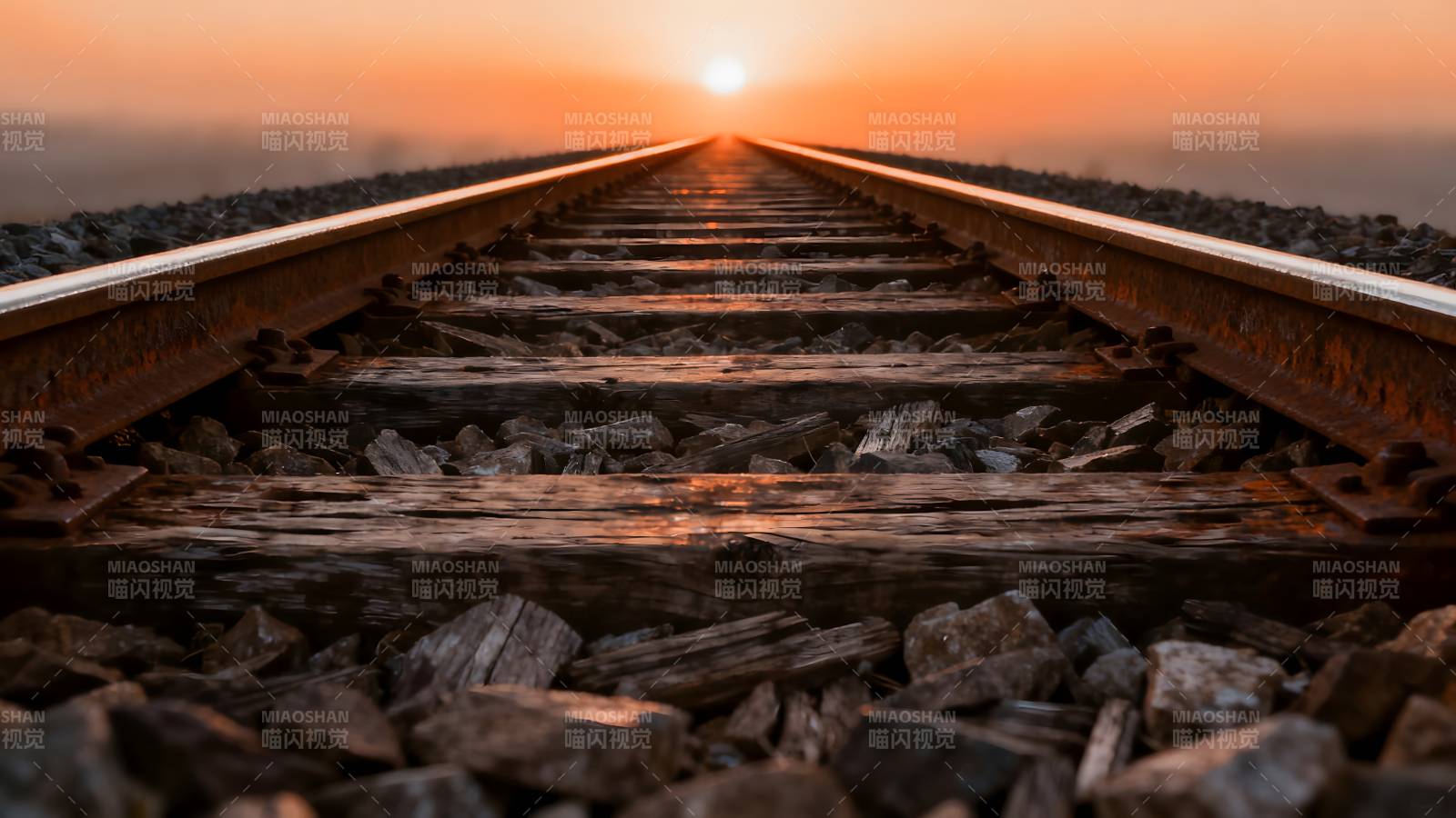 铁轨尽头的夕阳图片