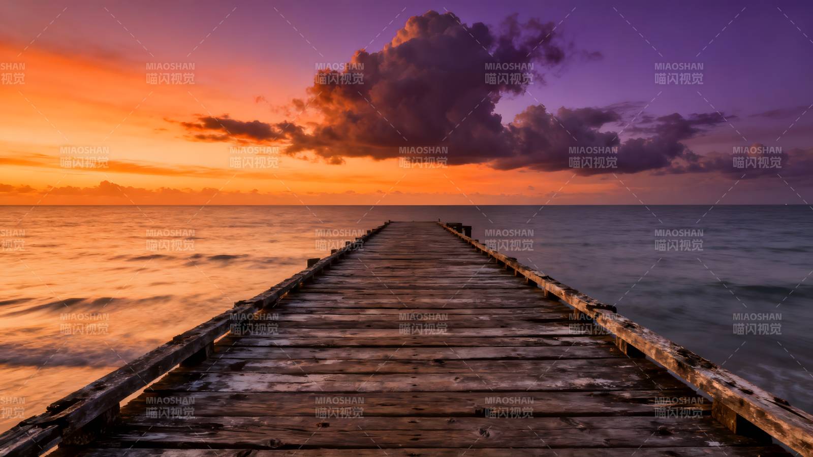 夕阳下的木栈道图片