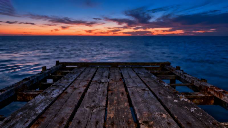 夕阳下的木栈桥图片