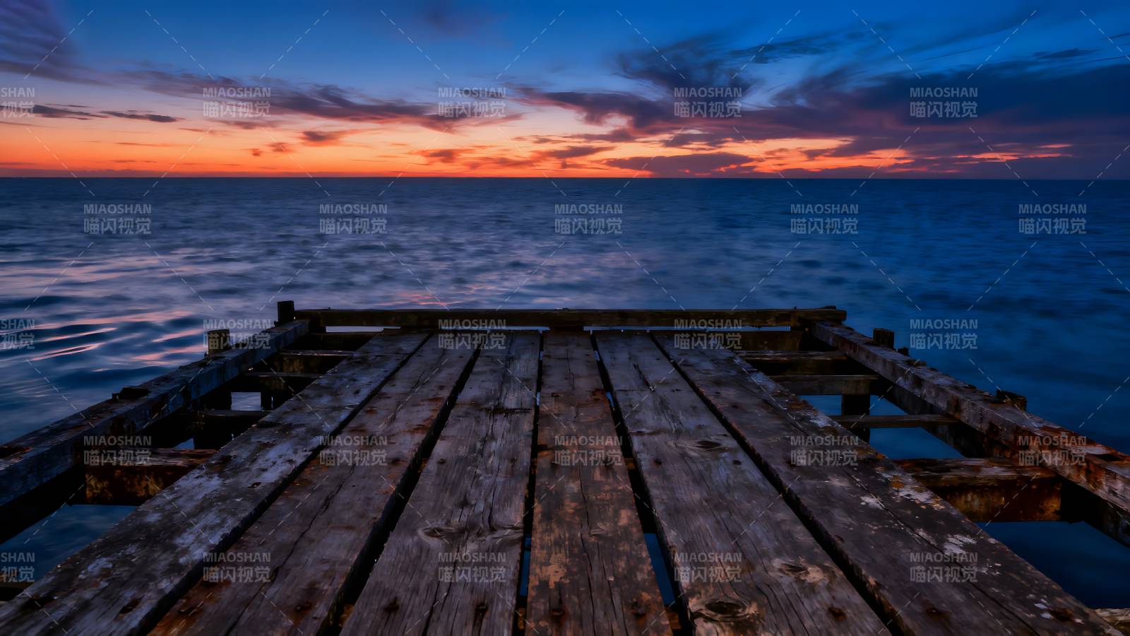 夕阳下的木栈桥图片