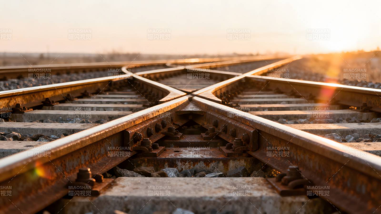 铁轨交汇夕阳下图片
