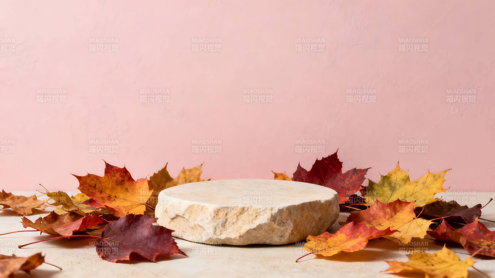 秋叶环绕的石台图片