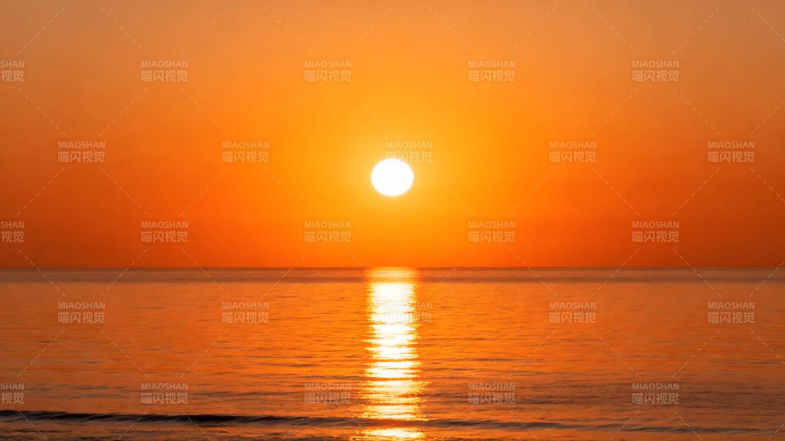 夕阳海面映金光图片