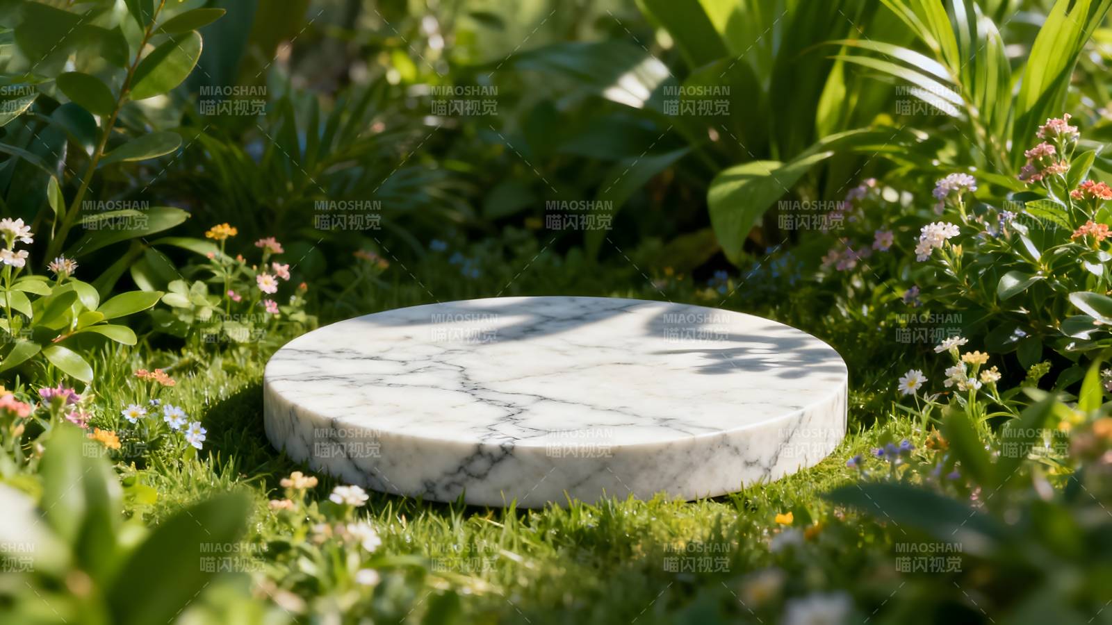 花园中的大理石圆盘图片