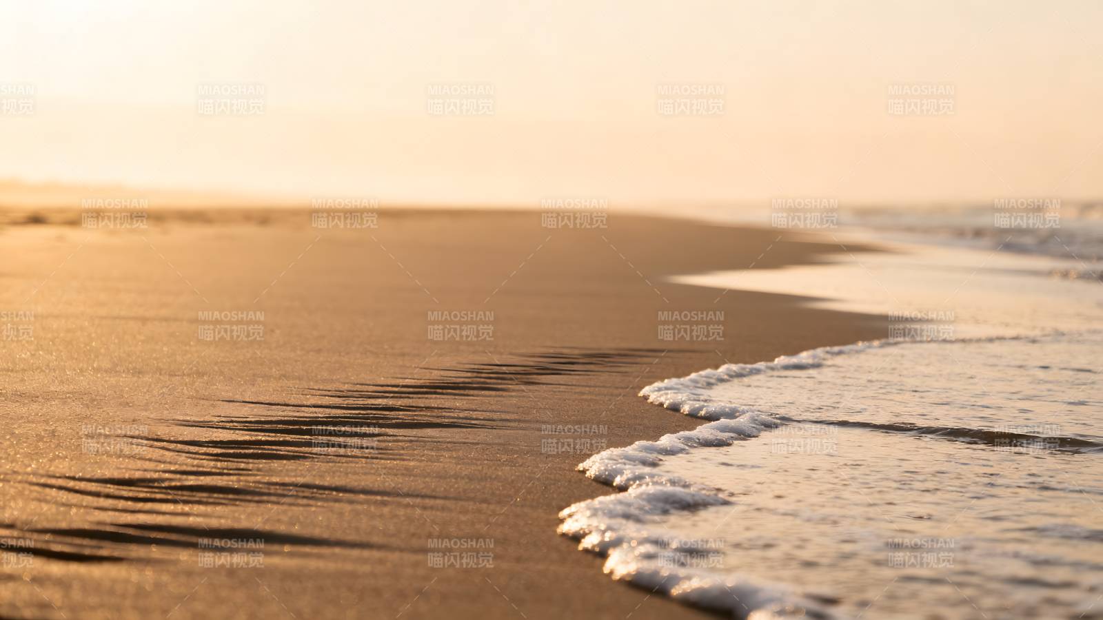 金色沙滩海浪轻拍图片