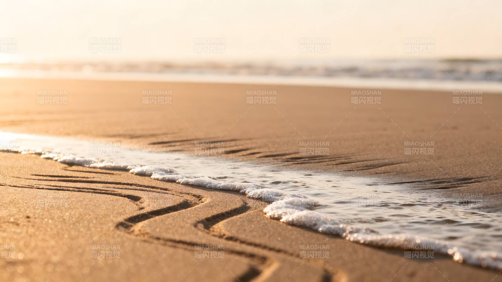 沙滩上的波浪痕迹图片