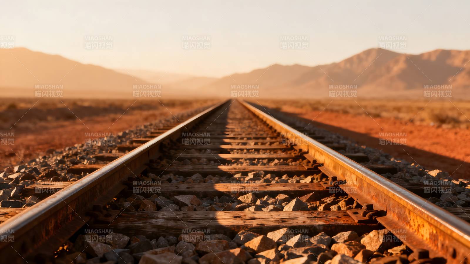 铁轨延伸至远方图片