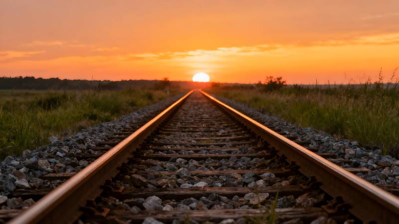 铁轨尽头的夕阳图片