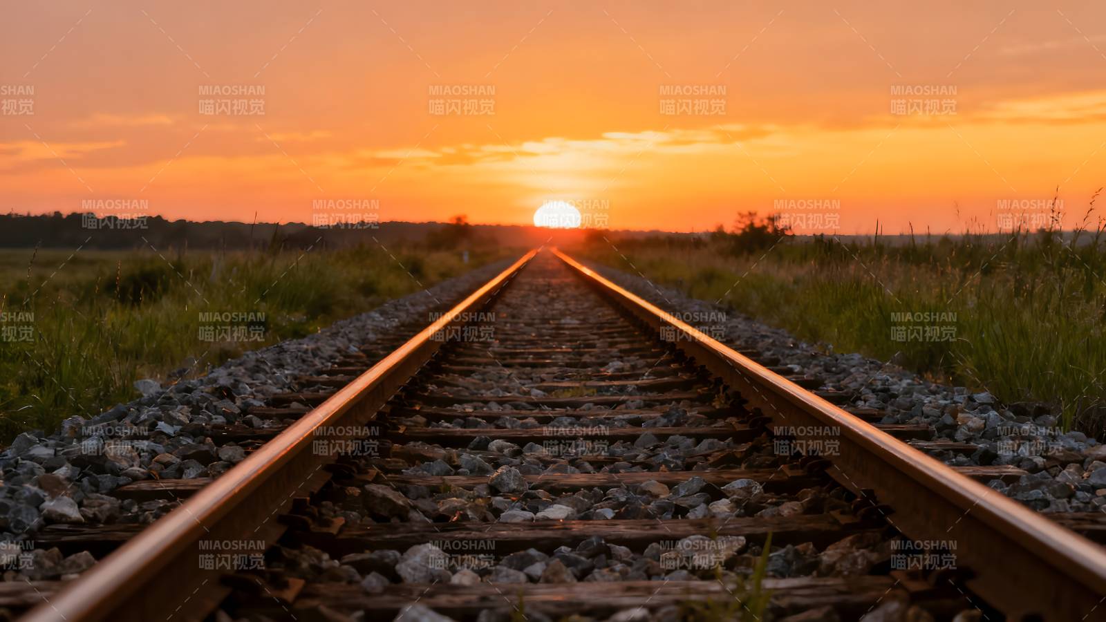 铁轨尽头的夕阳图片