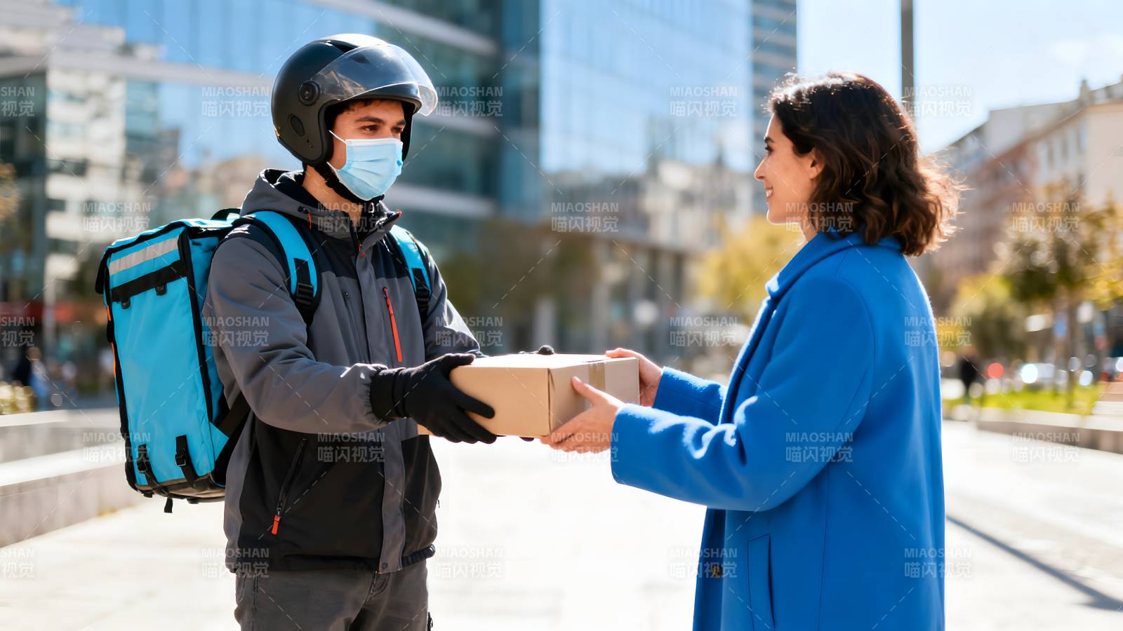 快递员递送包裹图片