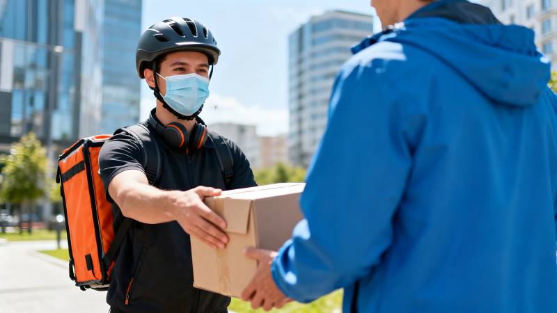 快递员送包裹图片