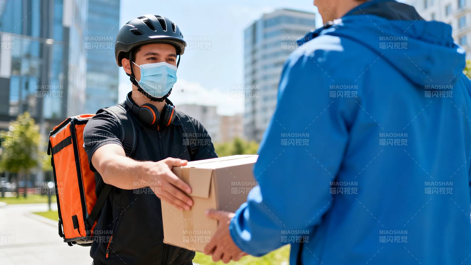 快递员送包裹图片