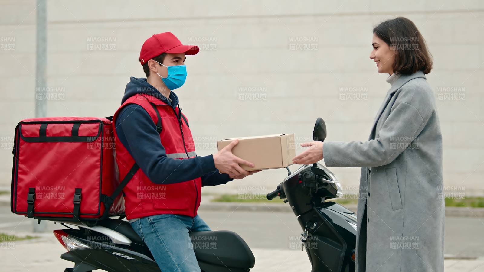 快递员送包裹图片