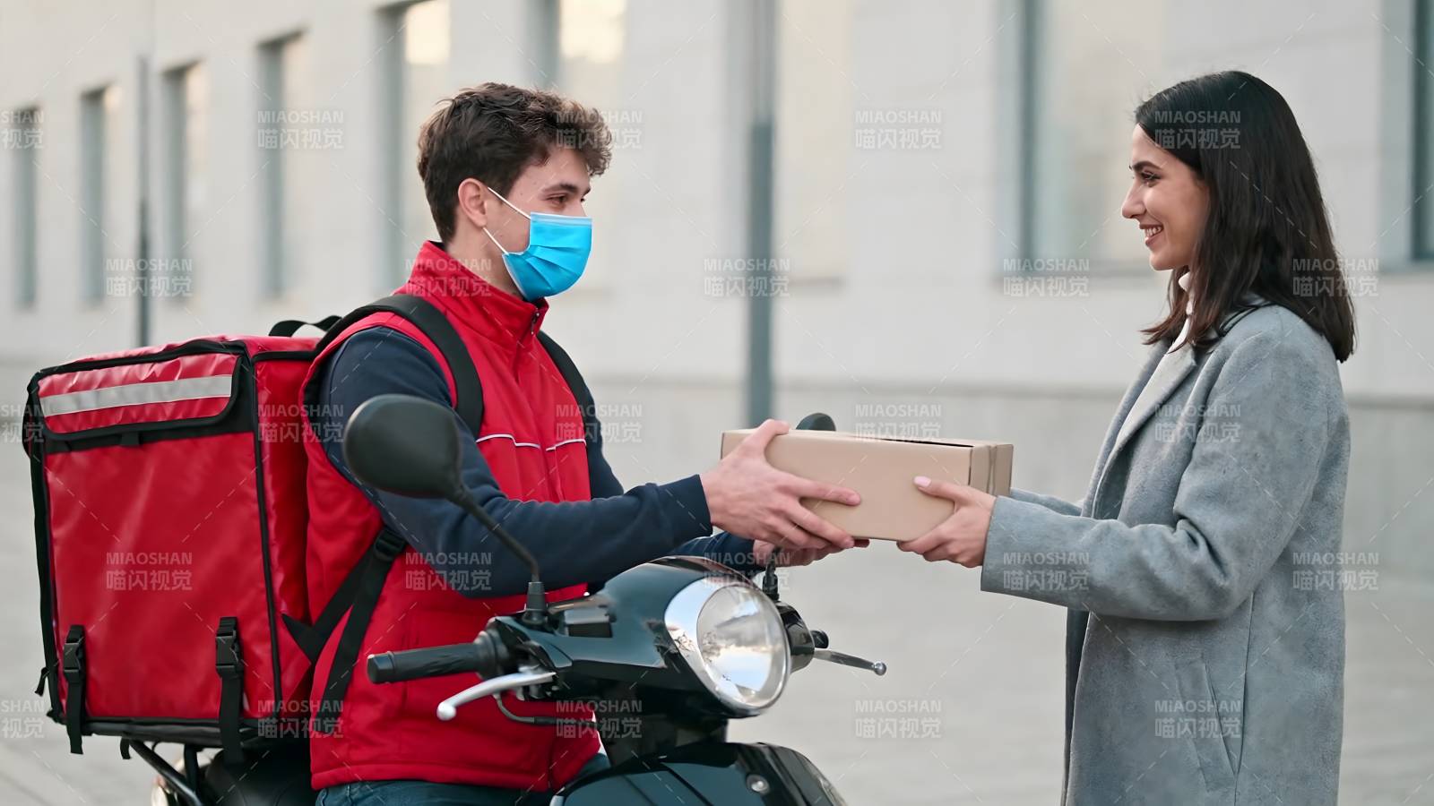 外卖员递送包裹图片