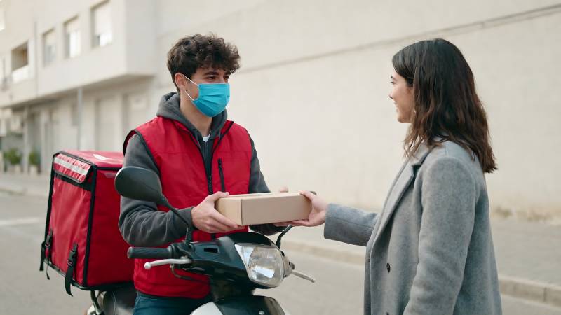 快递员送餐遇顾客图片