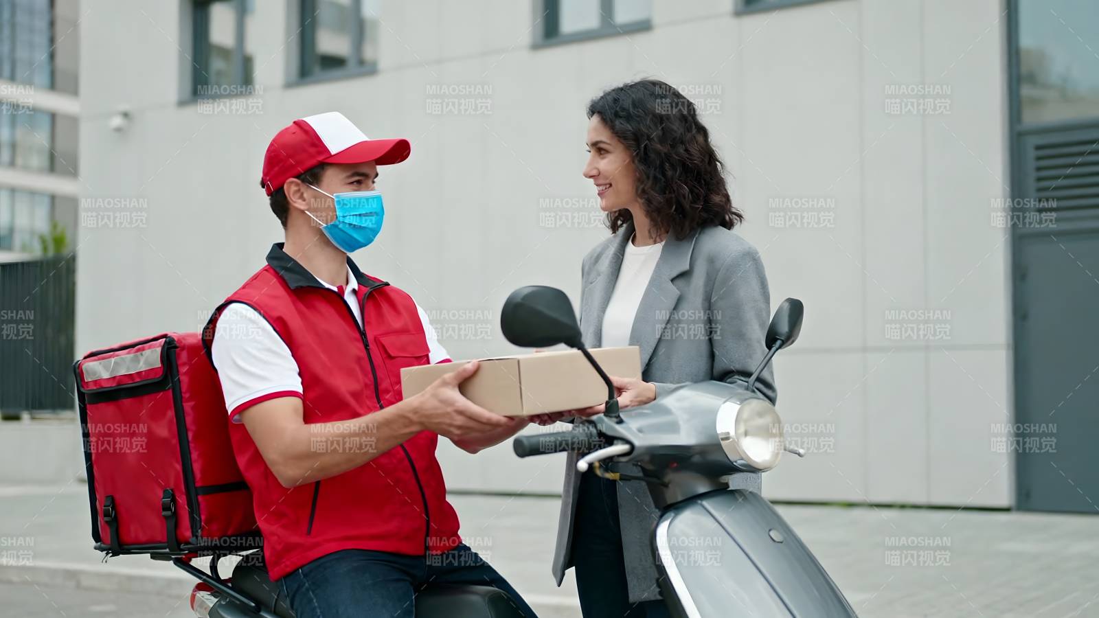 快递员送餐中图片