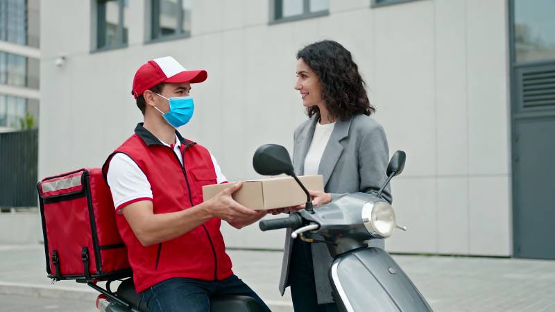 快递员送餐中图片