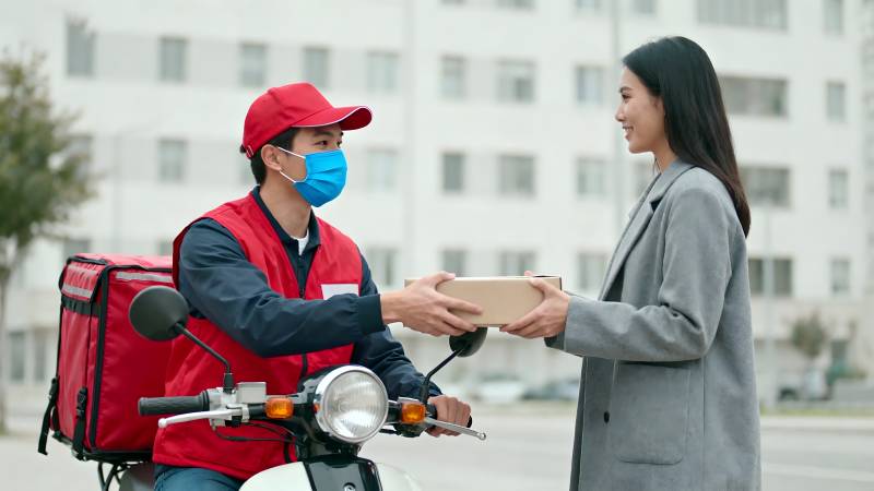 外卖员递送餐品图片