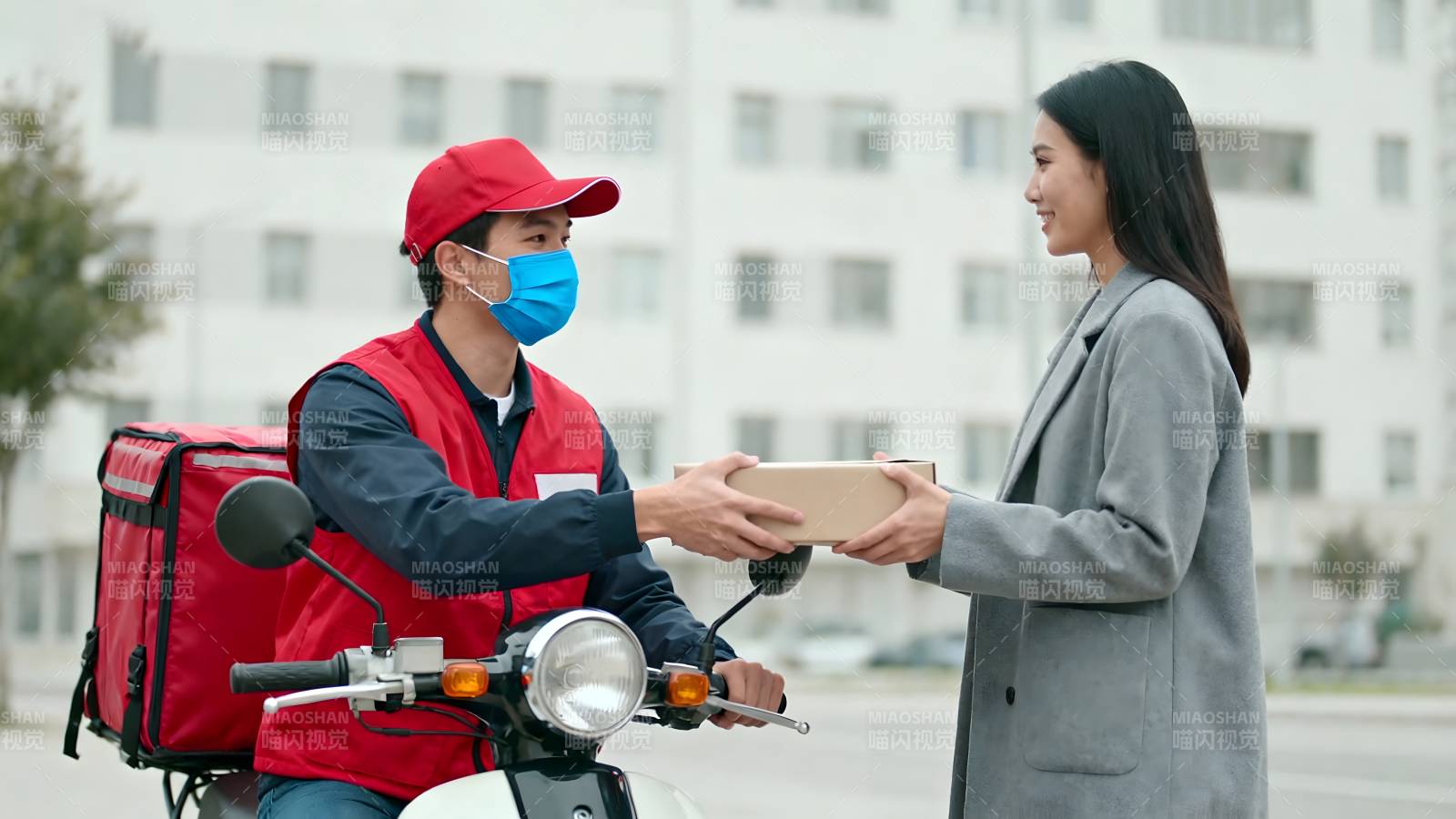 外卖员递送餐品图片