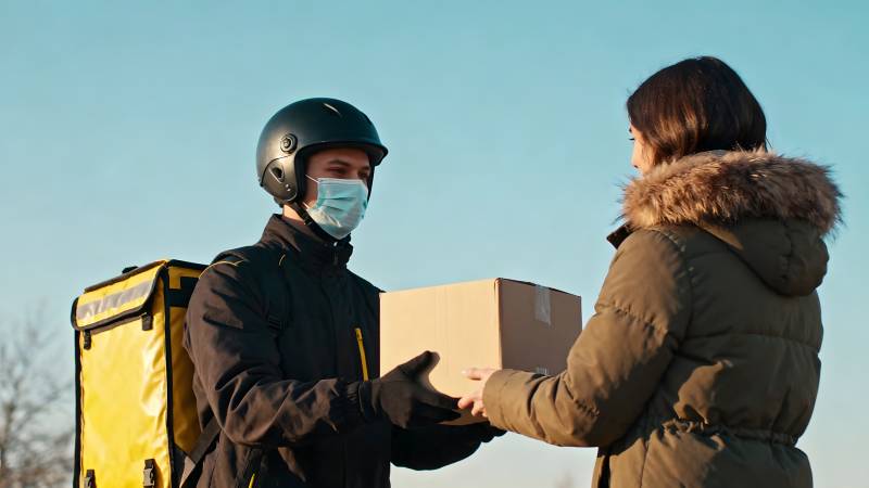 快递员递送包裹图片