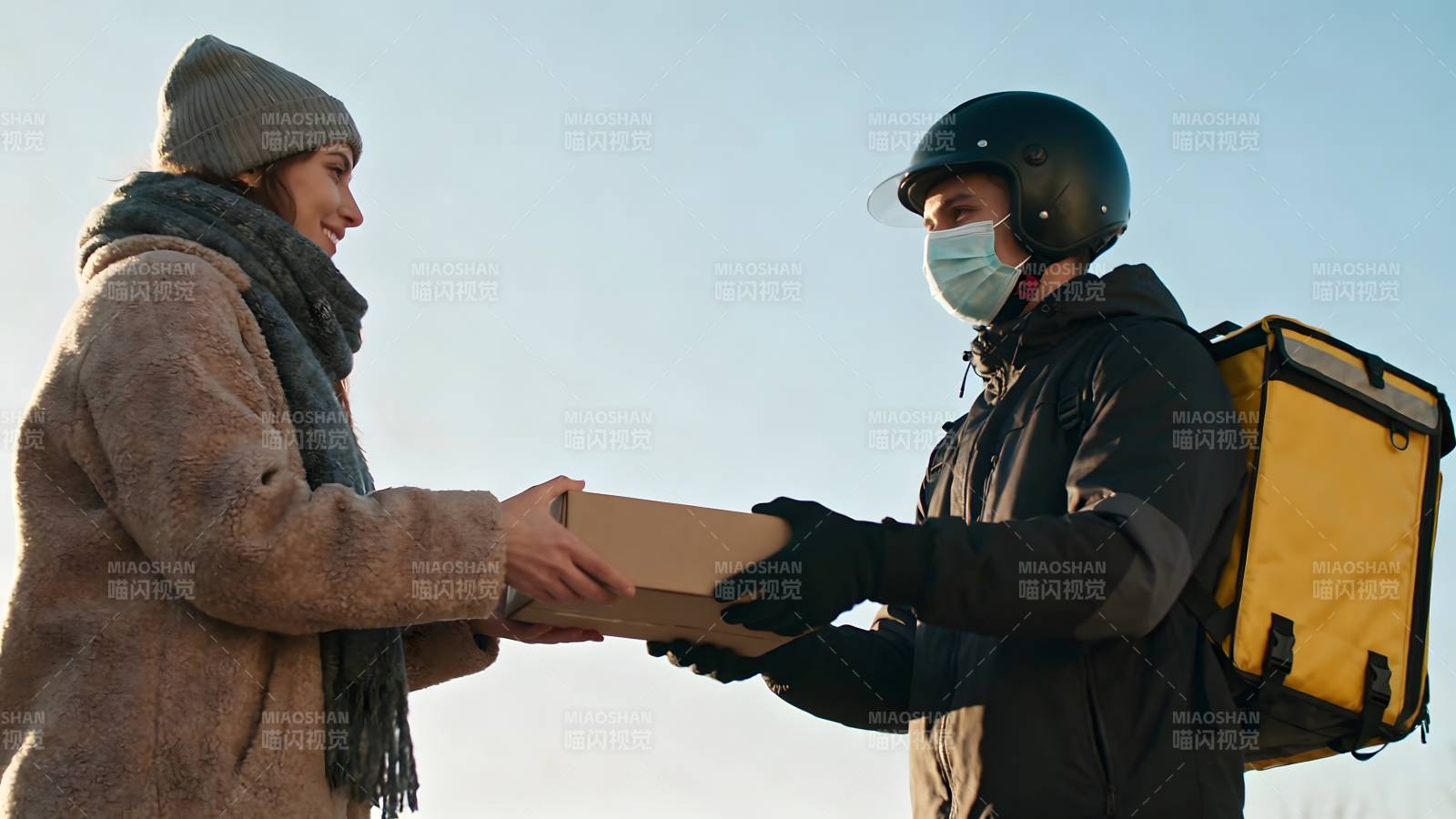 快递员递送包裹图片