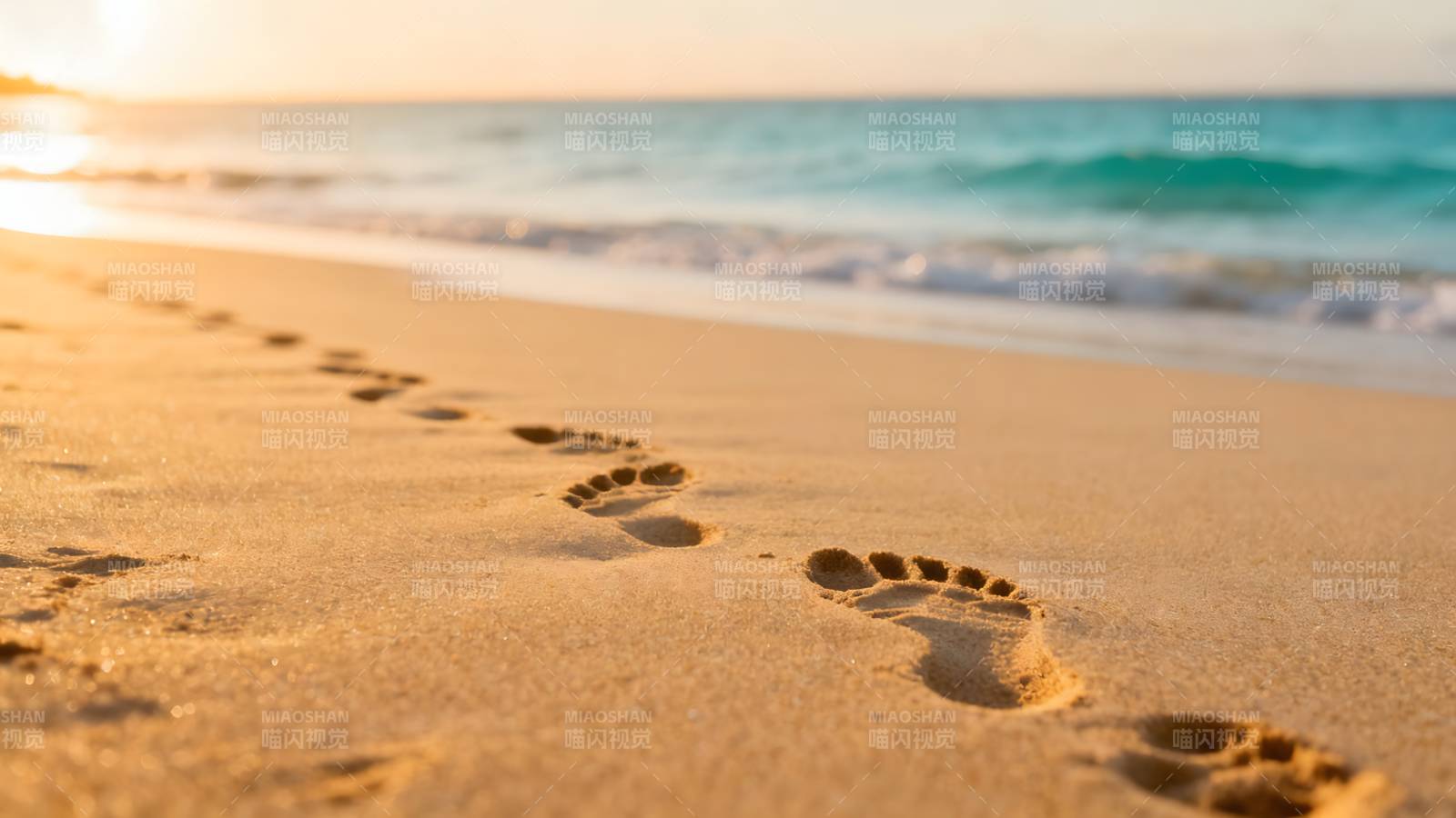 沙滩足迹 海浪轻拍图片