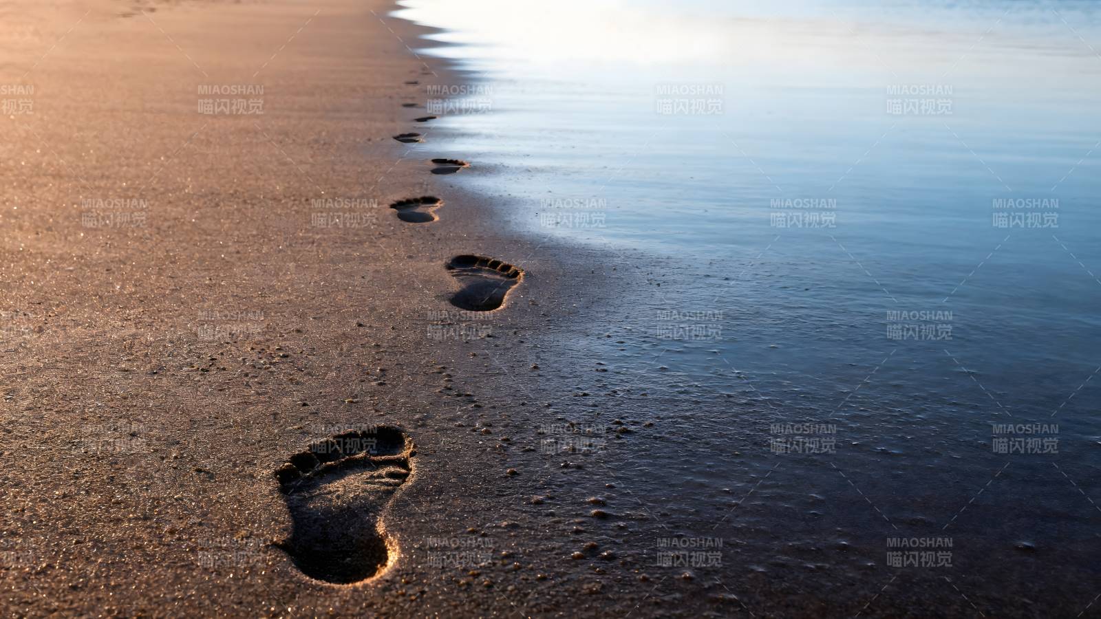 沙滩上的足迹图片