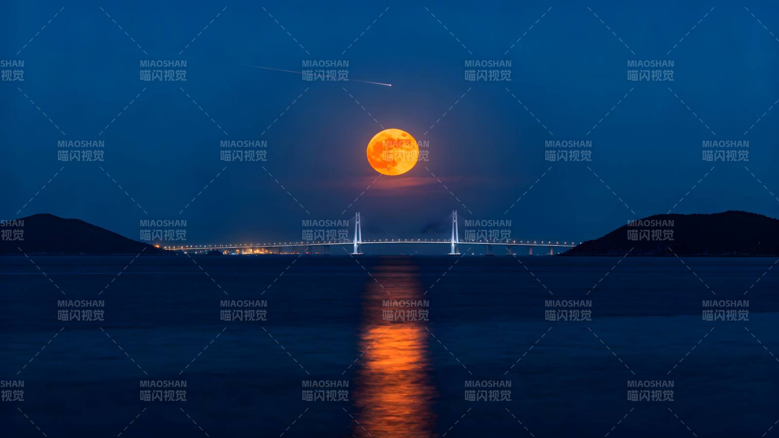 月升桥影夜景图片