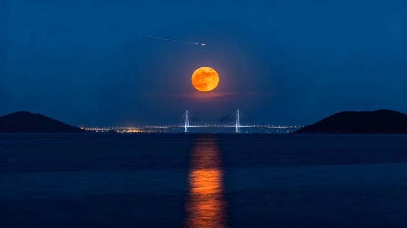 月升桥影夜景图片