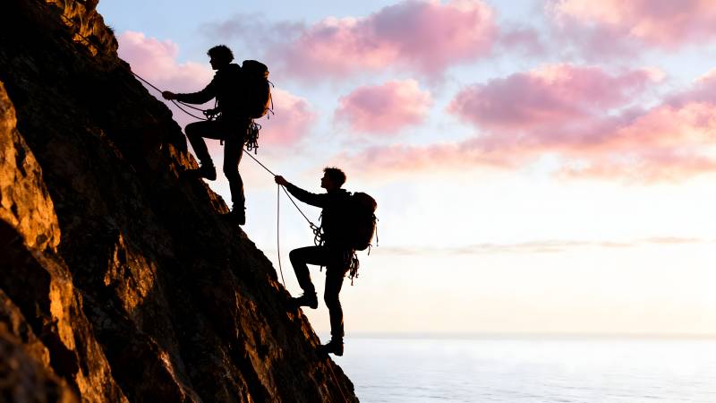 攀岩者剪影图片