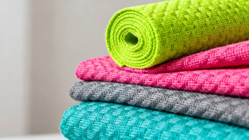 彩色瑜伽垫叠放图片